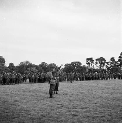 Poll photo collection. Prince Bernhard visits Dutch troops on their army base in Great Britain during the Second World War. The joined encounter crunts emit a three-yard hurray. 1940. Great Britain Copyright: xpiemagsx pienatarchpart72010201-16294 !ACHTUNG AUFNAHMEDATUM GESCHÄTZT!