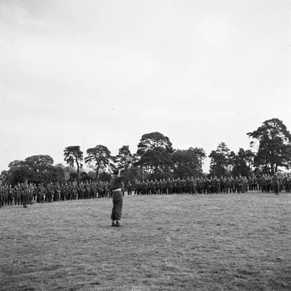 Poll photo collection. Prince Bernhard visits Dutch troops on their army base in Great Britain during the Second World War. Prince Bernhard releases a three-yard hurray. 1940. Great Britain Copyright: xpiemagsx pienatarchpart72010201-16297 !ACHTUNG AUFNAHMEDATUM GESCHÄTZT!