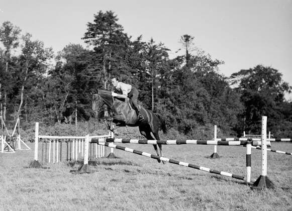 Poll photo collection. Prince Bernhard as a jumping rider. Prince Bernhard jumps with his horse over an obstacle. undated Copyright: xpiemagsx pienatarchpart72010201-16307 !ACHTUNG AUFNAHMEDATUM GESCHÄTZT!