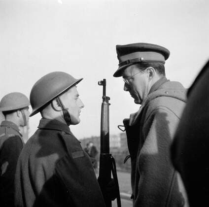 Poll photo collection. Prince Bernhard visits Dutch troops on their army base in Great Britain during the Second World War. Prince Bernhard talks to a soldier during the inspection. 1940. Great Britain Copyright: xpiemagsx pienatarchpart72010201-16317 !ACHTUNG AUFNAHMEDATUM GESCHÄTZT!