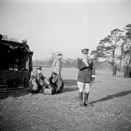 Poll photo collection. Prince Bernhard visits Dutch troops on their army base in Great Britain during the Second World War. Prince Bernhard appeals the troops. 1940. Great Britain Copyright: xpiemagsx pienatarchpart72010201-16318 !ACHTUNG AUFNAHMEDATUM GESCHÄTZT!