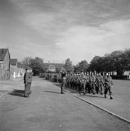 Poll photo collection. Prince Bernhard visits Dutch troops on their army base in Great Britain during the Second World War. Pet the troops to Prince Bernhard. 1940. Great Britain Copyright: xpiemagsx pienatarchpart72010201-16319 !ACHTUNG AUFNAHMEDATUM GESCHÄTZT!