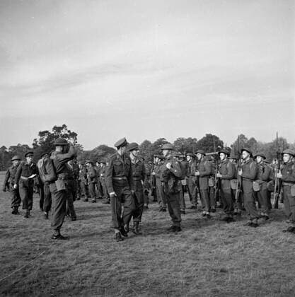 Poll photo collection. Prince Bernhard visits Dutch troops on their army base in Great Britain during the Second World War. Prince Bernhard inspects the troops. 1940. Great Britain Copyright: xpiemagsx pienatarchpart72010201-16320 !ACHTUNG AUFNAHMEDATUM GESCHÄTZT!