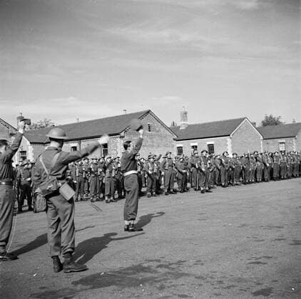 Poll photo collection. Prince Bernhard visits Dutch troops on their army base in Great Britain during the Second World War. Prince Bernhard releases a three-yard hurray. 1940. Great Britain Copyright: xpiemagsx pienatarchpart72010201-16322 !ACHTUNG AUFNAHMEDATUM GESCHÄTZT!
