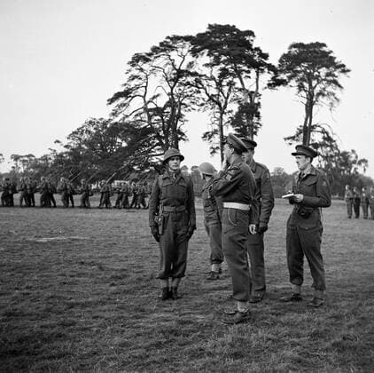 Poll photo collection. Prince Bernhard visits Dutch troops on their army base in Great Britain during the Second World War. Prince Bernhard gives his opinion about the manoevreen of the troops. 1940. Great Britain Copyright: xpiemagsx pienatarchpart72010201-16325 !ACHTUNG AUFNAHMEDATUM GESCHÄTZT!