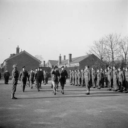 Poll photo collection. Prince Bernhard visits Dutch troops on their army base in Great Britain during the Second World War. Prince Bernhard inspects the troops. 1940. Great Britain Copyright: xpiemagsx pienatarchpart72010201-16328 !ACHTUNG AUFNAHMEDATUM GESCHÄTZT!