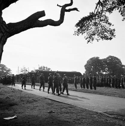 Poll photo collection. Prince Bernhard visits Dutch troops on their army base in Great Britain during the Second World War. Pet the troops to Prince Bernhard. 1940. Great Britain Copyright: xpiemagsx pienatarchpart72010201-16330 !ACHTUNG AUFNAHMEDATUM GESCHÄTZT!
