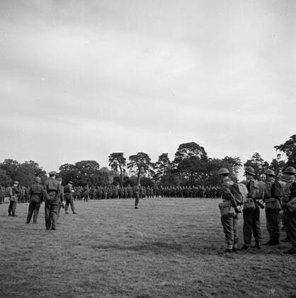 Poll photo collection. Prince Bernhard visits Dutch troops on their army base in Great Britain during the Second World War. Prince Bernhard appeals the troops. 1940. Great Britain Copyright: xpiemagsx pienatarchpart72010201-16333 !ACHTUNG AUFNAHMEDATUM GESCHÄTZT!