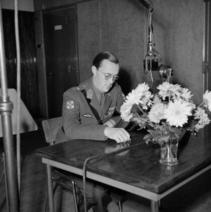 Poll photo collection. Prince Bernhard visits Dutch troops on their army base in Great Britain during the Second World War. Prince Bernhard loves radio speech. 1940. Great Britain Copyright: xpiemagsx pienatarchpart72010201-16334 !ACHTUNG AUFNAHMEDATUM GESCHÄTZT!