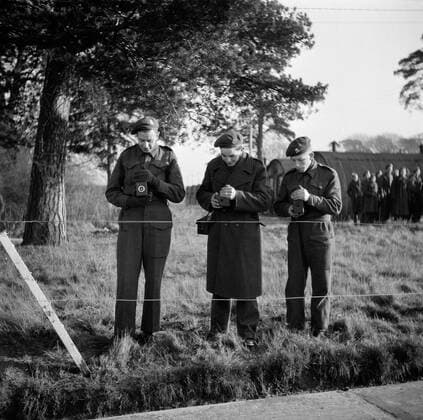 Poll photo collection. Prince Bernhard visits Dutch troops on their army base in Great Britain during the Second World War. Soldiers make photos. 1940. Great Britain Copyright: xpiemagsx pienatarchpart72010201-16335 !ACHTUNG AUFNAHMEDATUM GESCHÄTZT!