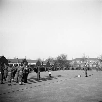 Poll photo collection. Prince Bernhard visits Dutch troops on their army base in Great Britain during the Second World War. Prince Bernhard and the troops release a three-yard hurray. 1940. Great Britain Copyright: xpiemagsx pienatarchpart72010201-16336 !ACHTUNG AUFNAHMEDATUM GESCHÄTZT!
