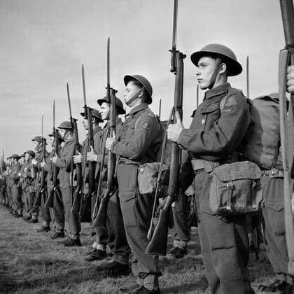 Poll photo collection. Prince Bernhard visits Dutch troops on their army base in Great Britain during the Second World War. The troops present the gun. 1940. Great Britain Copyright: xpiemagsx pienatarchpart72010201-16337 !ACHTUNG AUFNAHMEDATUM GESCHÄTZT!