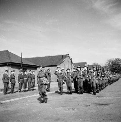 Poll photo collection. Prince Bernhard visits Dutch troops on their army base in Great Britain during the Second World War. Pet the troops to Prince Bernhard. 1940. Great Britain Copyright: xpiemagsx pienatarchpart72010201-16338 !ACHTUNG AUFNAHMEDATUM GESCHÄTZT!