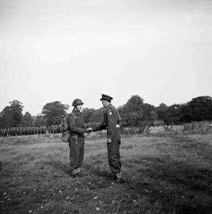 Poll photo collection. Prince Bernhard visits Dutch troops on their army base in Great Britain during the Second World War. Prince Bernhard shakes a soldier hand. 1940. Great Britain Copyright: xpiemagsx pienatarchpart72010201-16339 !ACHTUNG AUFNAHMEDATUM GESCHÄTZT!