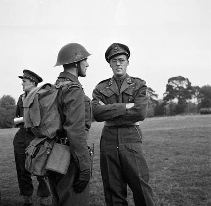 Poll photo collection. Prince Bernhard visits Dutch troops on their army base in Great Britain during the Second World War. Prince Bernhard in conversation with a soldier. 1940. Great Britain Copyright: xpiemagsx pienatarchpart72010201-16340 !ACHTUNG AUFNAHMEDATUM GESCHÄTZT!