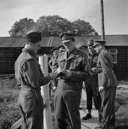Poll photo collection. Prince Bernhard visits Dutch troops on their army base in Great Britain during the Second World War. Prince Bernhard shares a signature from a soldier. 1940. Great Britain Copyright: xpiemagsx pienatarchpart72010201-16345 !ACHTUNG AUFNAHMEDATUM GESCHÄTZT!