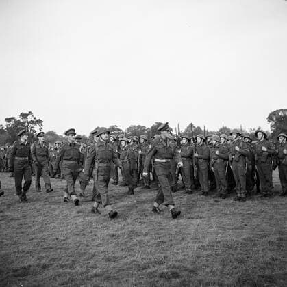 Poll photo collection. Prince Bernhard visits Dutch troops on their army base in Great Britain during the Second World War. Prince Bernhard inspects the established soldiers. 1940. Great Britain Copyright: xpiemagsx pienatarchpart72010201-16349 !ACHTUNG AUFNAHMEDATUM GESCHÄTZT!