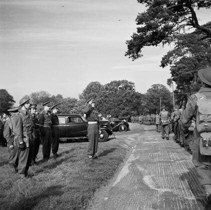 Poll photo collection. Prince Bernhard visits Dutch troops on their army base in Great Britain during the Second World War. The troops march over to Prince Bernhard. 1940. Great Britain Copyright: xpiemagsx pienatarchpart72010201-16350 !ACHTUNG AUFNAHMEDATUM GESCHÄTZT!