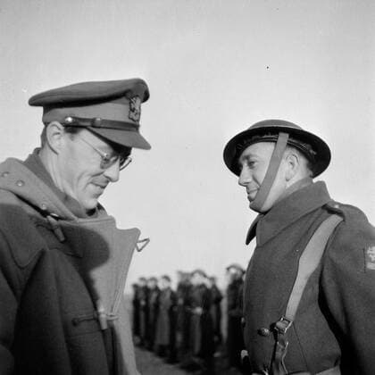 Poll photo collection. Prince Bernhard visits Dutch troops on their army base in Great Britain during the Second World War. Prince Bernhard in conversation with a soldier. 1940. Great Britain Copyright: xpiemagsx pienatarchpart72010201-16352 !ACHTUNG AUFNAHMEDATUM GESCHÄTZT!