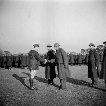 Poll photo collection. Prince Bernhard visits Dutch troops on their army base in Great Britain during the Second World War. Prince Bernhard shakes a soldier hand. 1940. Great Britain Copyright: xpiemagsx pienatarchpart72010201-16353 !ACHTUNG AUFNAHMEDATUM GESCHÄTZT!