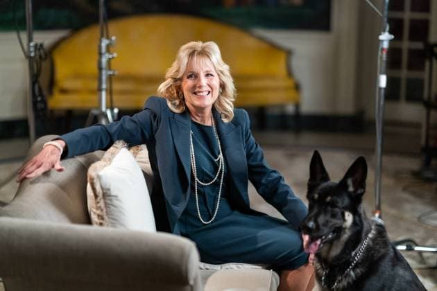 First Lady Dr. Jill Biden and the Biden family dog Major prepare to tape a video segment with President Joe Biden for Super Bowl LV Wednesday, Feb. 3, 2021, in the Diplomatic Reception Room of the White House. Copyright: xpiemagsx biden170221-106 !ACHTUNG AUFNAHMEDATUM GESCHÄTZT!
