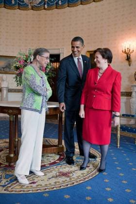 IMAGO ICONS: Ruth Bader Ginsburg Berühmte Feministinnen, Ruth Bader Ginsburg President Barack Obama visits with Supreme Court Justice Ruth Bader Ginsburg and newly confirmed Supreme Court Justice Elena Kagan in the Blue Room of the White House, prior to Kagan s confirmation reception in the East Room, Aug. 6, 2010. Copyright: xpiemagsx obama180221-2604 !ACHTUNG AUFNAHMEDATUM GESCHÄTZT!