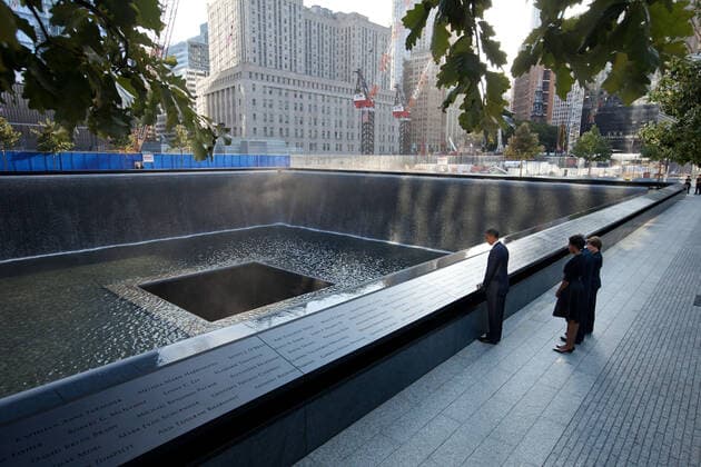 President Barack Obama and First Lady Michelle Obama, along with former President George W. Bush and former First Lady Laura Bush, pause at the North Memorial Pool of the National September 11 Memorial in New York, N.Y., on the tenth anniversary of the 9 11 attacks against the United States, Sunday, Sept. 11, 2011. The North Memorial pool sits in the footprint of the north tower, formerly 1 World Trade Center. Copyright: xpiemagsx obama180221-3644 !ACHTUNG AUFNAHMEDATUM GESCHÄTZT!