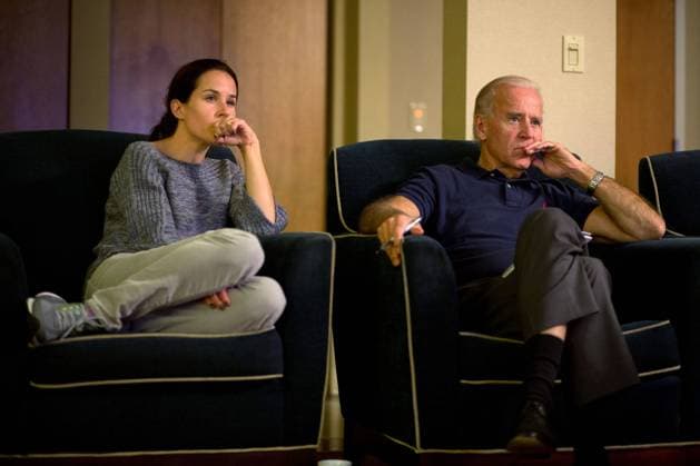 Vice President Joe Biden and his daughter Ashley Biden watch the third presidential debate from a hotel room in Toledo, Ohio, Oct. 22, 2012. Copyright: xpiemagsx obama180221-4384 !ACHTUNG AUFNAHMEDATUM GESCHÄTZT!