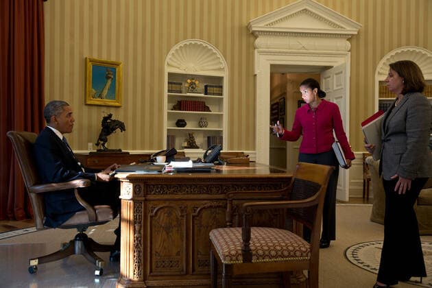 IMAGO History, 250 Jahre USA, Digitales Zeitalter: Entwicklung des Internets und Aufstieg von Silicon Valley Oct. 23, 2013 Light matters 2. A shaft of light falls on the face of Susan Rice as she and Lisa Monaco met with the President before his phone call with Chancellor Angela Merkel of Germany to discuss the latest NSA leak from Edward Snowden. Copyright: xpiemagsx obama180221-5096 !ACHTUNG AUFNAHMEDATUM GESCHÄTZT!