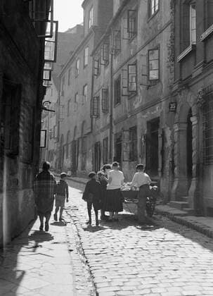 Poll photo collection. Travel to Poland. Children around a cart in the Jewish district of Warsaw. 1934. Poland, Warsaw Copyright: xpiemagsx pienatarchpart72010201-45242 !ACHTUNG AUFNAHMEDATUM GESCHÄTZT!