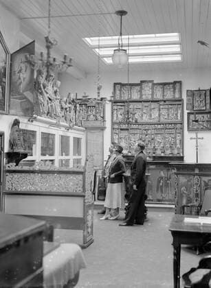 Poll photo collection. Iceland. Reykjavik, Hverfisgata. Gudmundur Finnbogason leads tourists around the National Museum, which is housed in the same building as the National Library. 1934. Iceland, Reykjavik Copyright: xpiemagsx pienatarchpart72010201-45251 !ACHTUNG AUFNAHMEDATUM GESCHÄTZT!