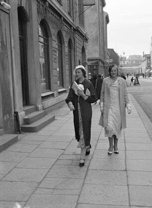 Poll photo collection. Iceland. Reykjavik, Posthusstraete: Two young ladies in Sunday clothing. 1934. Iceland, Reykjavik Copyright: xpiemagsx pienatarchpart72010201-45255 !ACHTUNG AUFNAHMEDATUM GESCHÄTZT!