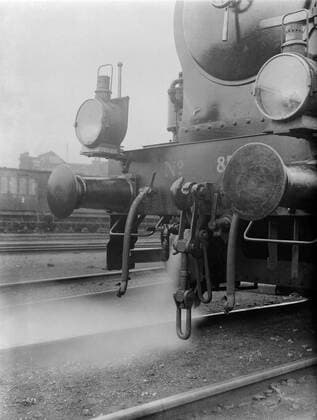 Poll photo collection. Reporting Dutch Railways. Steam is canceled in a shunting locomotive from the 8700 series. 1932. Amsterdam, Noord-Holland Copyright: xpiemagsx pienatarchpart72010201-45313 !ACHTUNG AUFNAHMEDATUM GESCHÄTZT!