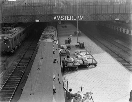 Poll photo collection. Reporting Dutch Railways. Transfer of packages and mail bags by porters at Central Station. 1932. Amsterdam, Noord-Holland Copyright: xpiemagsx pienatarchpart72010201-45314 !ACHTUNG AUFNAHMEDATUM GESCHÄTZT!