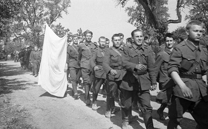 COLUMN SOLDIERS WHITE FLAG 591 14.04.1945 Austrian soldiers showing the white flag. Olga Lander Sputnik Vienna Austria  Copyright: xOlgaxLanderx