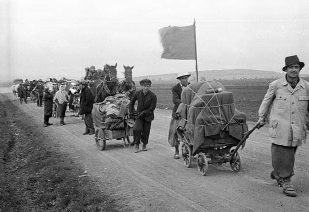 WWII REFUGEES HOMECOMING 1031 15.04.1945 Refugees carrying their belongings in Vienna. Olga Lander Sputnik Austria  Copyright: xOlgaxLanderx