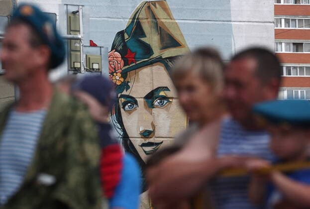 News Themen der Woche KW31 News Bilder des Tages NOVOSIBIRSK REGION, RUSSIA - AUGUST 2, 2022: Servicemen of the Russian Airborne Forces lay flowers at the Military Brotherhood memorial in the town of Berdsk, 32km south of Novosibirsk, to mark Russia s Paratroopers Day. Kirill Kukhmar TASS  TS13C97A