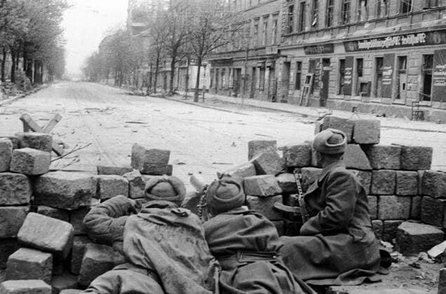 WWII MACHINE-GUNNERS VIENNA BATTLE 1381 13.04.1945 Machine-gunners under Sergeant D. Rusetsky s command fighting in Vienna. Olga Lander Sputnik Vienna Austria  Copyright: xOlgaxLanderx