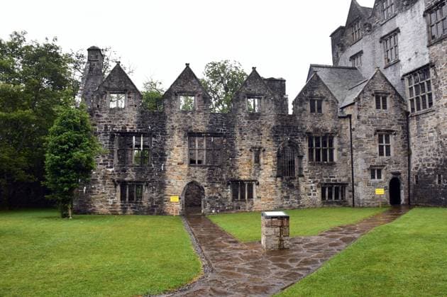 Irland, Donegal 09.07.2022 Donegal Castle besteht aus einem Donjon aus dem 15. Jahrhundert mit rechteckigem Grundriss und einem später angebauten Gebaeudetrakt im jakobinischen Stil. Er ist von einer Grenzmauer aus dem 17. Jahrhundert umgeben. Am Eingang steht ein kleines Torhaus im Stil des Donjons. Die Burg war die Festung des Clans O Donnell, den Herren des Koenigreiches Tir Conaill und vom 5. bis zum 16. Jahrhundert einer der maechtigsten gaelischen Familien in Irland. Foto: Donegal Castle Donegal Castle *** Ireland, Donegal 09 07 2022 Donegal Castle consists of a 15th century donjon with a rectangular floor plan and a later addition of a Jacobean style building It is surrounded by a 17th century boundary wall At the entrance is a