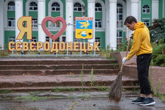 News Themen der Woche KW31 News Bilder des Tages SEVERODONETSK, LUGANSK PEOPLE S REPUBLIC - AUGUST 2, 2022: A man sweeps a street outside the Palace of Culture of Chemical Industry Workers after a shelling attack. The Russian Armed Forces are carrying out a special military operation in Ukraine in response to requests from the leaders of the Donetsk People s Republic and Lugansk People s Republic for help. A sign in the background reads I Love Severodonetsk. Alexander Reka TASS  TS13CB99
