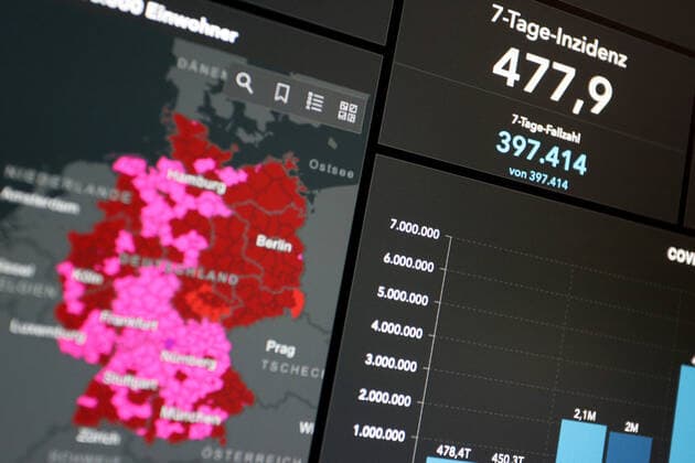 Dashboard des RKI, die 7-Tage-Inzidenz sinkt weiter und steht nun bei unter 500. Sie liegt nun bei 477,9 7-Tage-Inzidenz, Dashboard des RKI auf einem Monitor am 03.08.2022 in Siegen Deutschland.
