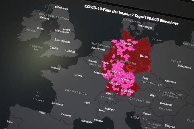 Dashboard des RKI, die 7-Tage-Inzidenz sinkt weiter und steht nun bei unter 500. Sie liegt nun bei 477,9 7-Tage-Inzidenz, Dashboard des RKI auf einem Monitor am 03.08.2022 in Siegen Deutschland.