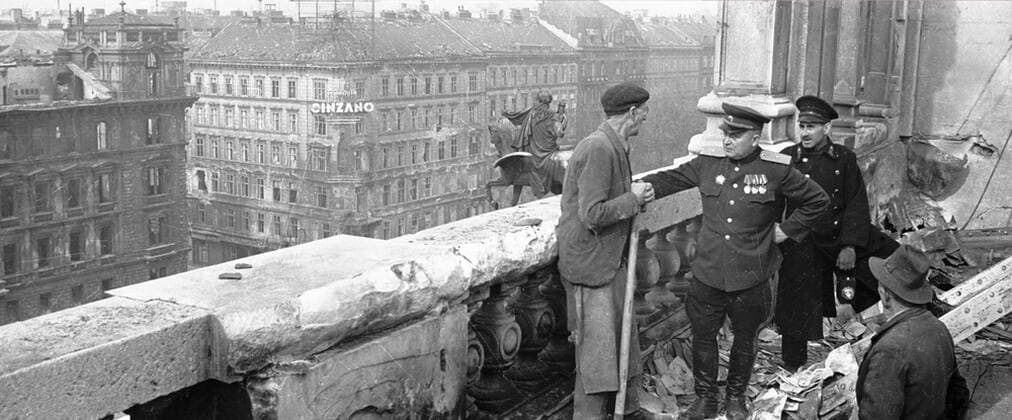 WWII VIENNA COMMANDANT BLAGODATOV 1853 01.06.1945 First Soviet commandant of Vienna, Lieutenant General A. Blagodatov talking ti workers restoring the Opera House. Olga Lander Sputnik Vienna Austria  Copyright: xOlgaxLanderx