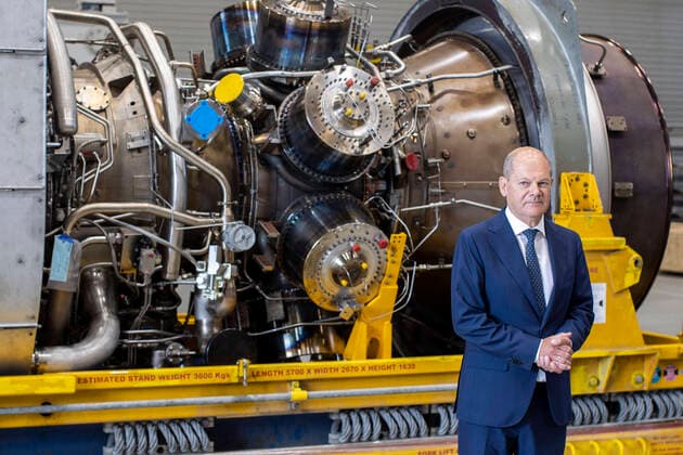 News Themen der Woche KW31 News Bilder des Tages 03.08.2022 , Muelheim an der Ruhr , Bundeskanzler Olaf Scholz (SPD) besichtigt mit dem Vorstandsvorsitzenden von Siemens Energy, Christian Bruch, bei Siemens Energy Nord mit die in Kanada für die Erdgas-Pipeline Nord Stream 1 gewartete Turbine , die für den Weitertransport nach Russland bereitsteht. *** 03 08 2022 , Muelheim an der Ruhr , Federal Chancellor Olaf Scholz SPD visits with the CEO of Siemens Energy, Christian Bruch, at Siemens Energy Nord with the turbine maintained in Canada for the natural gas pipeline Nord Stream 1, which is ready for further transport to Russia.