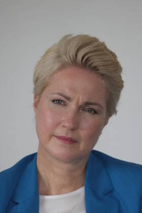 Porträt am Montag (01.08.2022) im Rahmen eines Presstermins bei der Dockweiler AG in Neustadt-Glewe (Landkreis Ludwigslust Parchim) von der Ministerpräsidentin des Landes Mecklenburg Vorpommern Manuela Schwesig. Die Regierungschefin ist vom 1. August bis zum 6. August im Rahmen einer Sommerreise im Land unterwegs. Dabei besucht sie u.a. zahlreiche Unternehmen und spricht mit Unternehmern und Mitarbeitern. Den Auftakt bildete dabei nach einem Fototermin in der Landehauptstadt Schwerin ein Besuch der Firma im örtlichen Gewerbegebiet. Diese ist ein Weltweit agierendes Unternehmen im Bereich Edelstahl-Rohrfertigung. Hinsichtlich dessen wurde es am 27.06.2022 als Unternehmer des Jahres geehrt. *** Portrait on Monday 01 08 2022 in the context of