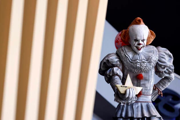 Entertainment Themen der Woche KW31 Eine lebensgroße Figur des Horrorclown Pennywise aus der Neuverfilmung des Roman Es von Stephen King steht im Cinedom. Pennywise erscheint in der Handlung den Bewohnern eines kleinen Orts unter anderem als Clown, um sie in Angst zu versetzen. (Themenbild, Symbolbild) Köln, 02.08.2022 NRW Deutschland *** A life-size figure of the horror clown Pennywise from the remake of the novel It by Stephen King stands in the Cinedom Pennywise appears in the plot to the inhabitants of a small town as a clown, among other things, to scare them Topic image, symbol image Cologne, 02 08 2022 NRW Germany Copyright: xChristophxHardtx