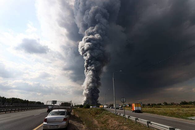 News Themen der Woche KW31 News Bilder des Tages MOSCOW REGION, RUSSIA â€“ AUGUST 3, 2022: A billow of smoke is seen at the scene of a fire at a warehouse of the e-commerce company Ozon near Petrovskoye, Istra District, northwest Moscow Region. According to preliminary reports, the warehouse staff have been evacuated. There have been reports of injuries. Alexander Shcherbak TASS  TS13CCDB
