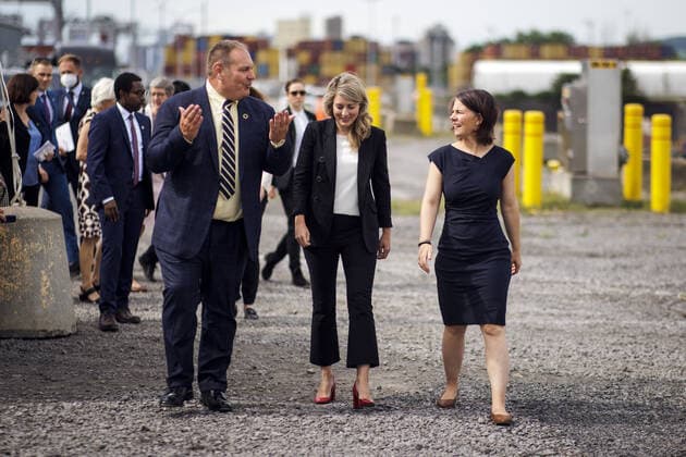 (R-L) Annalena Baerbock, Bundesaussenministerin, und Melanie Joly, Ministerin fuer auswaertige Angelegenheiten von Kanada, aufgenommen bei einer gemeinsamen Besichtigung des Getreideterminals des Hafens Montreal, gefuehrt durch Daniel Dagenais, Vizepraesident der Hafengesellschaft. Montreal, 03.08.2022. Montreal Canada