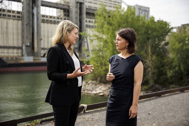 (R-L) Annalena Baerbock, Bundesaussenministerin, und Melanie Joly, Ministerin fuer auswaertige Angelegenheiten von Kanada, aufgenommen bei einer gemeinsamen Besichtigung des Getreideterminals des Hafens Montreal, gefuehrt durch Daniel Dagenais, Vizepraesident der Hafengesellschaft (hier nicht im Bild). Montreal, 03.08.2022. Montreal Canada
