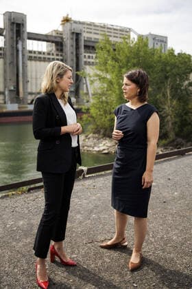 (R-L) Annalena Baerbock, Bundesaussenministerin, und Melanie Joly, Ministerin fuer auswaertige Angelegenheiten von Kanada, aufgenommen bei einer gemeinsamen Besichtigung des Getreideterminals des Hafens Montreal, gefuehrt durch Daniel Dagenais, Vizepraesident der Hafengesellschaft (hier nicht im Bild). Montreal, 03.08.2022. Montreal Canada